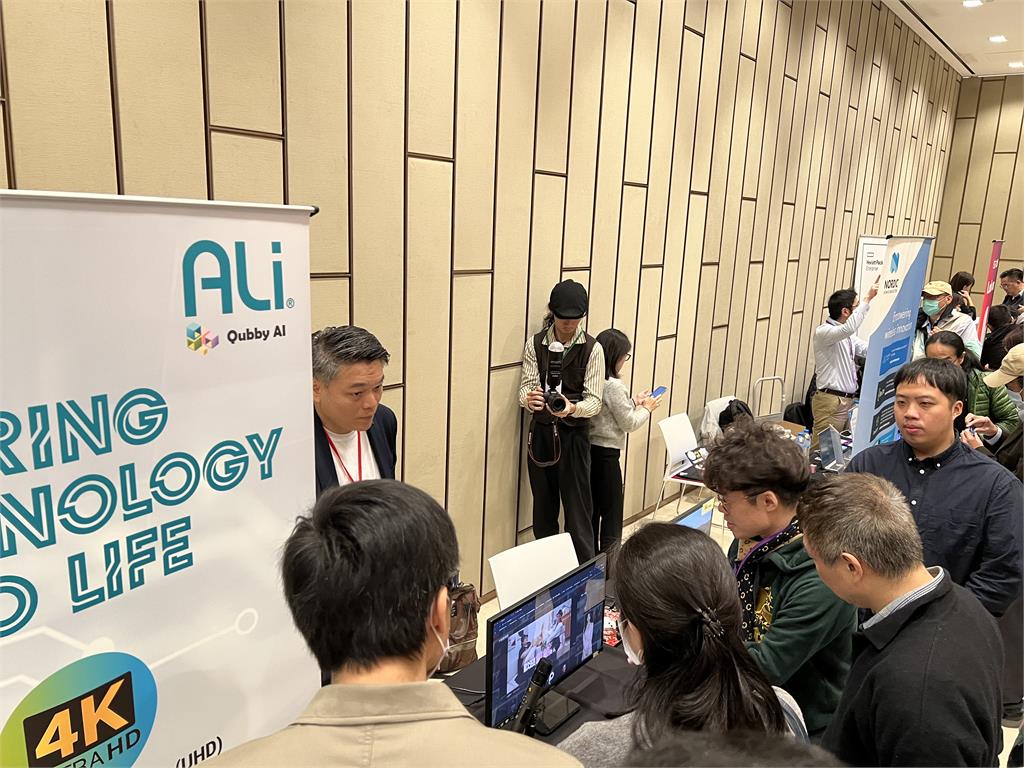 民眾體驗揚智與光禾感知打造的新世代機上盒 AI Agent 服務 民眾體驗揚智與光禾感知打造的新世代機上盒 AI Agent 服務